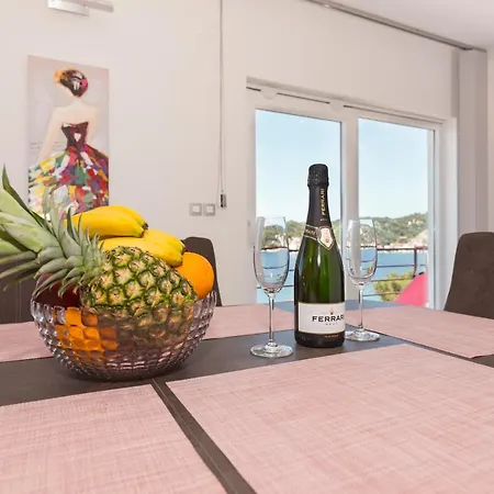 Rozali Apartment Tisno