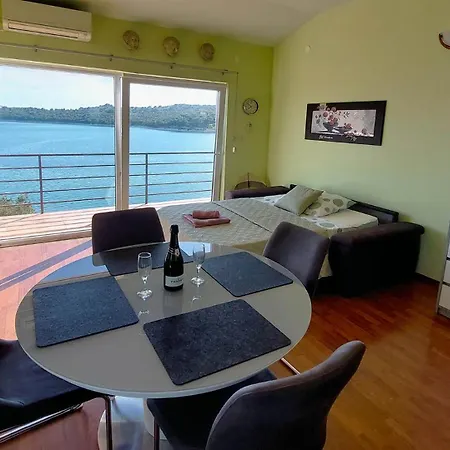 Rozali Apartment Tisno